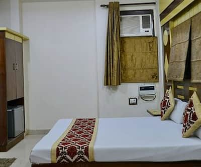 https://imgcld.yatra.com/ytimages/image/upload/t_hotel_yatra_city_desktop/v1531717826/Hotel/New Delhi/00135137/boom-rooms(9)_PGzSrS.jpg